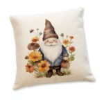 Leinenkissen Herbst mit Wichtelmotiv – niedlicher Zwerg mit brauner Zipfelmütze, blauer Jacke und Gießkanne zwischen orangefarbenen Blumen.